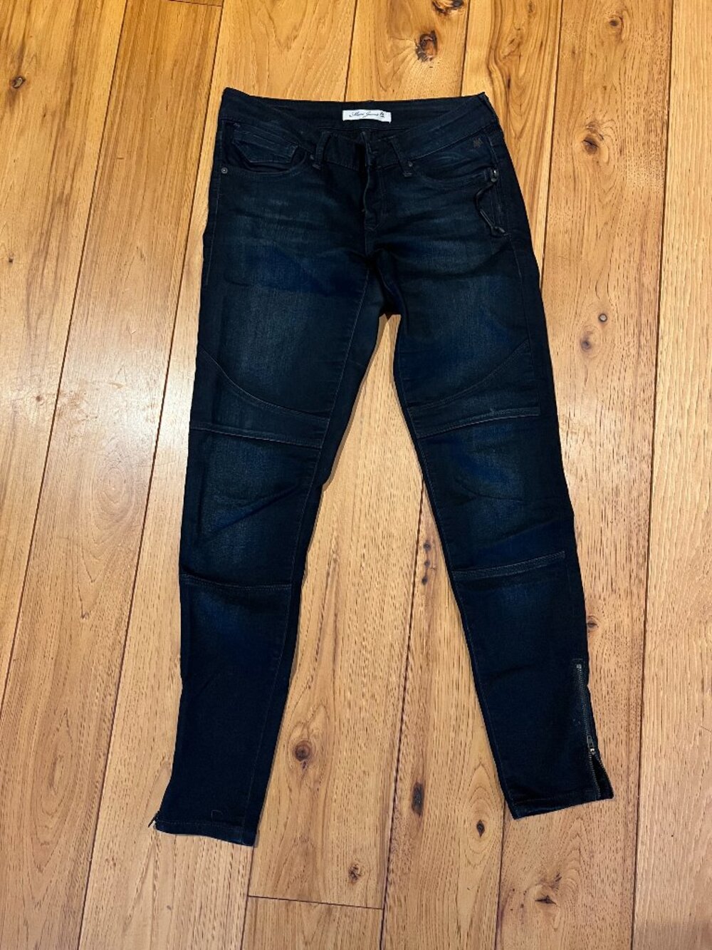 Dark skinny jeans, zipper bottom